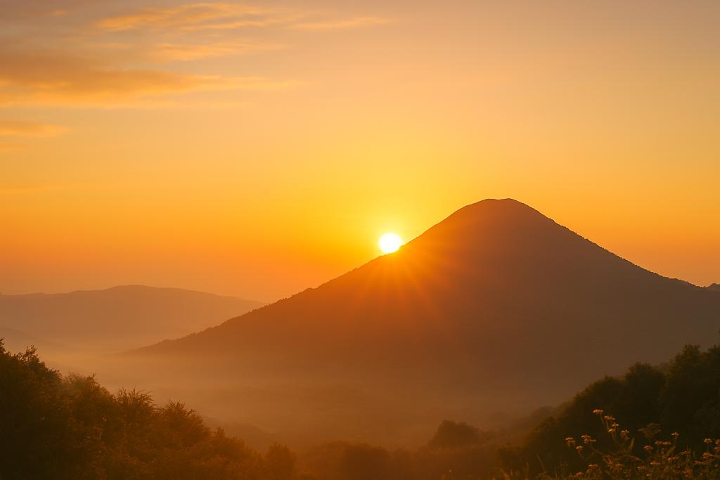 Sonnenaufgang über Berg - Sinnbild für psychologische Beratung Niedergeschlagenheit