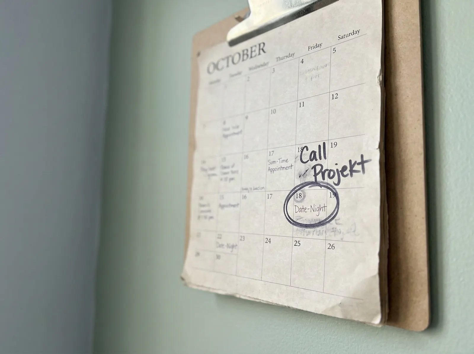 Arbeitsstress in der Beziehung – Kalender mit „Call Projekt" direkt über der eingekreisten „Date-Night"